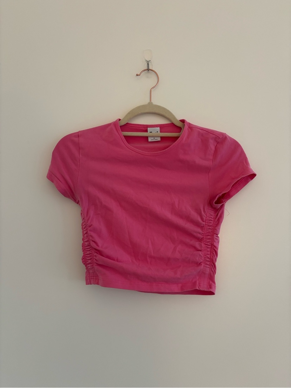 Aritzia TNA pink cropped top